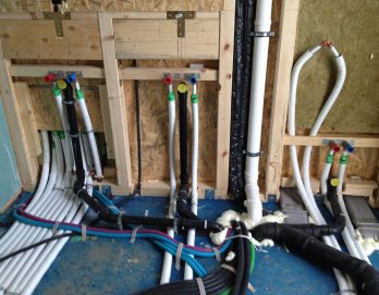 Installazione tubazioni bagno in casa di legno